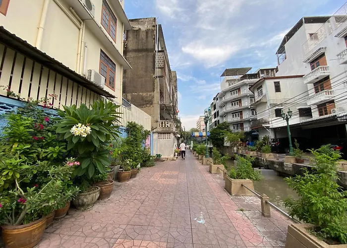Neighborhood Hostel *