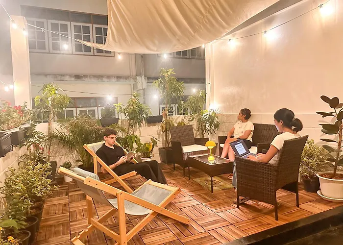 Neighborhood Hostel *