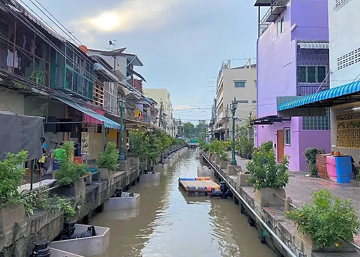 Hostel Neighborhood *